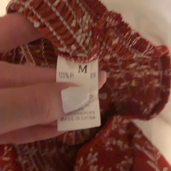 Shein shorts that look like a skirt red floral - Picture 2 of 2